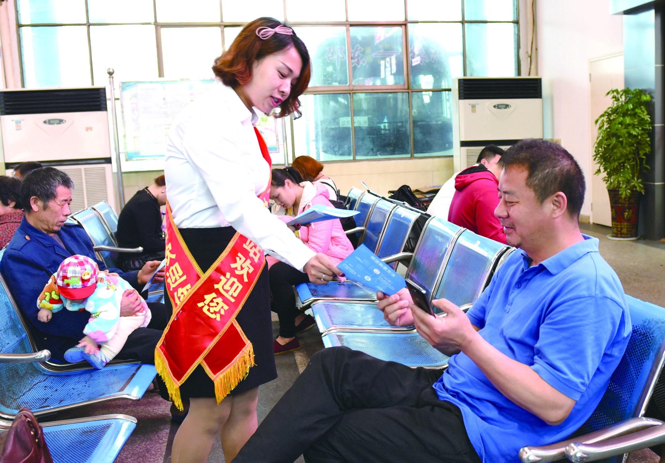 4月21日，邵東汽車西站工作人員在向旅客推介互聯(lián)網(wǎng)+站+車+客平臺的推廣應用與購票實名制宣傳。