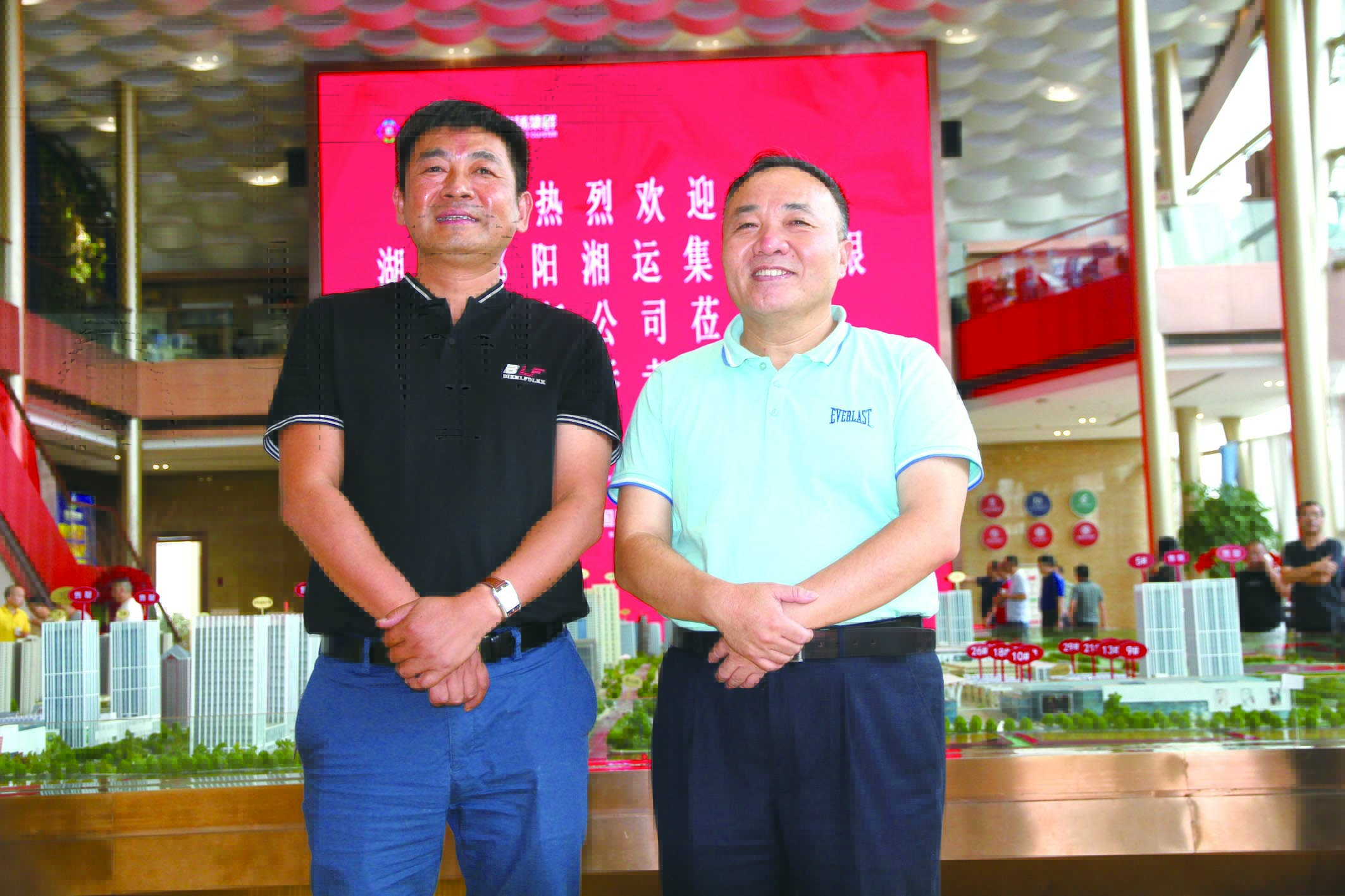傅勝龍董事長（右）在長沙會見王宏波董事長（左）。