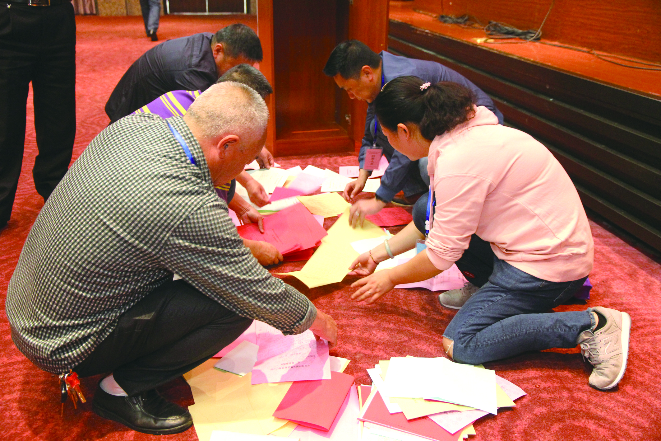 圖為工作人員在仔細(xì)清理選票。