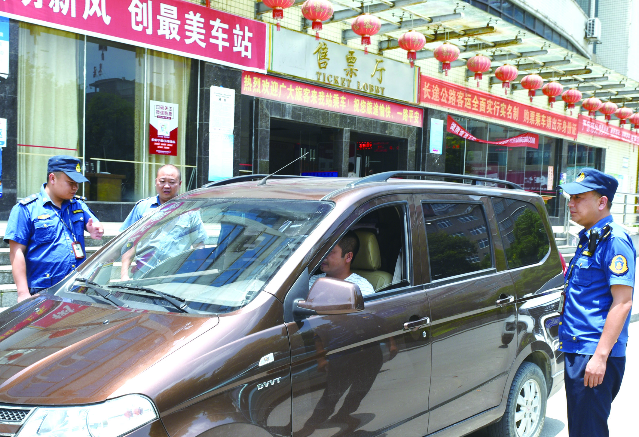 7月10日，洞口縣黃橋鎮(zhèn)副鎮(zhèn)長(zhǎng)謝揚(yáng)標(biāo)（右）在黃橋汽車站檢查營(yíng)運(yùn)客車安全檢查情況。近段時(shí)間以來，黃橋汽車站全面排查交通安全等方面存在的安全隱患，并及時(shí)予以整改到位，做到防患于未然，確保安全生產(chǎn)工作萬無一失。據(jù)了解，今年上半年已消除交通安全隱患10余起。  李祖冠    攝影報(bào)道 