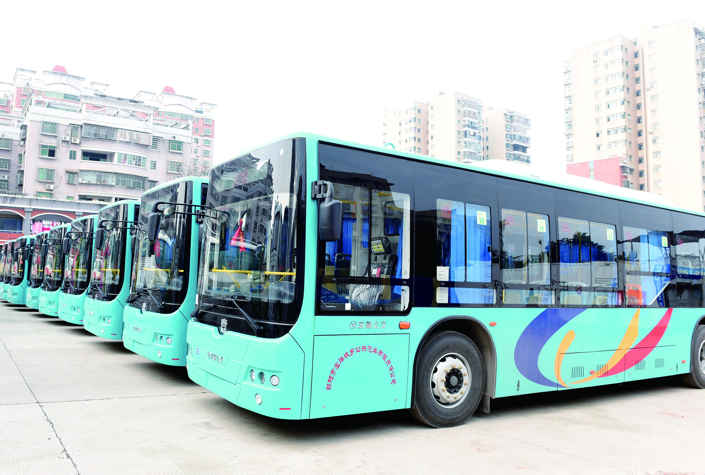 2月26日，筆者在宏騰城鄉(xiāng)公共汽車公司偌大的停車坪見到，其30輛公交車輛成一字型排列整裝待發(fā)。