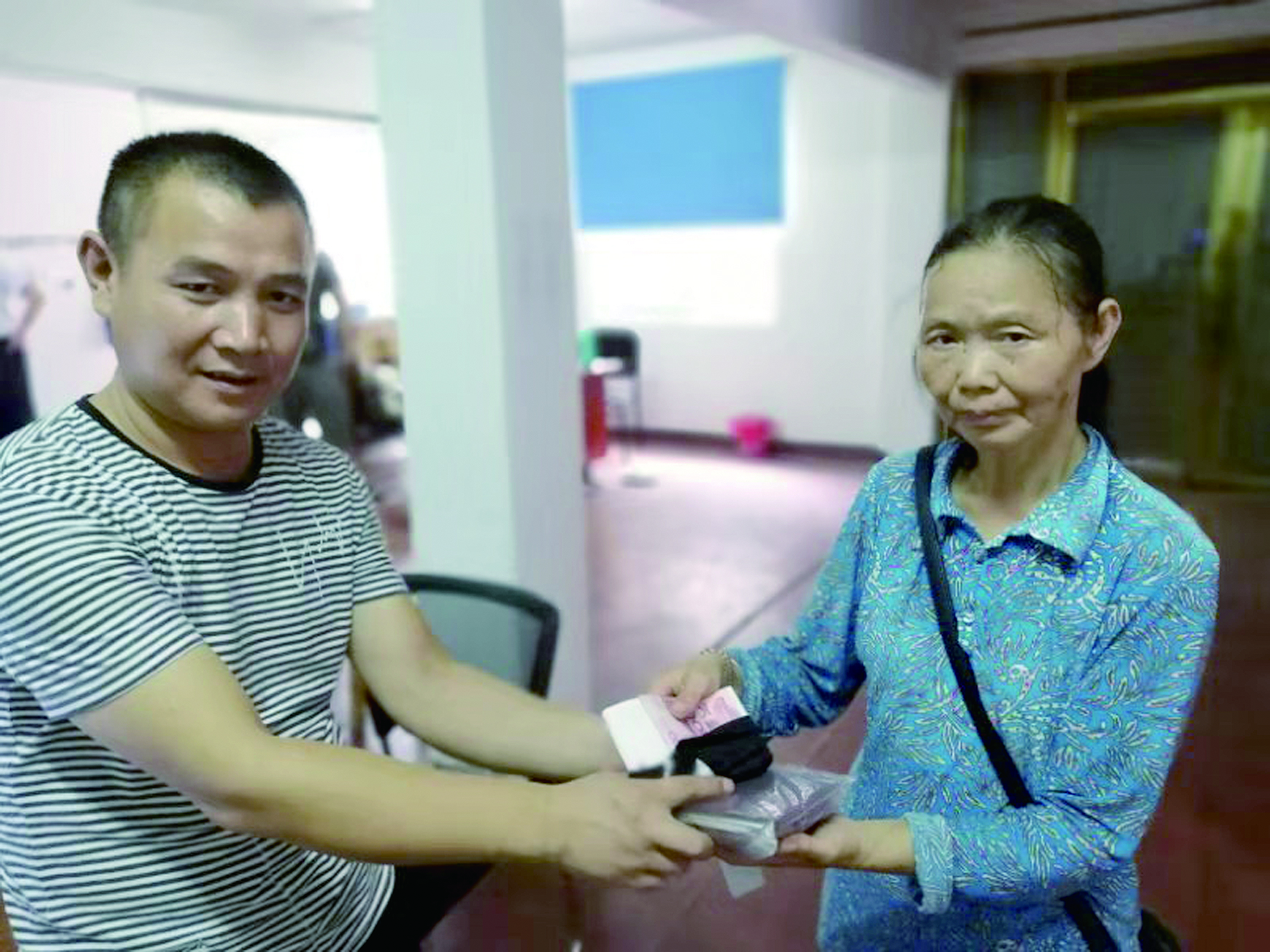 點贊！6500元現(xiàn)金完璧歸趙 （王智春 李高雄報道）